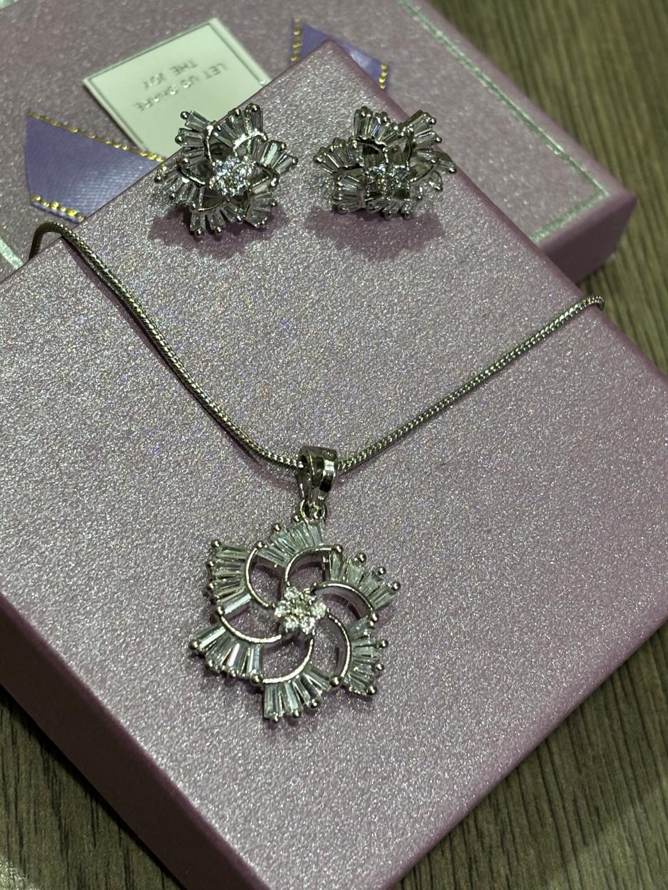 American diamond silver plated pendant set with chain with mattal