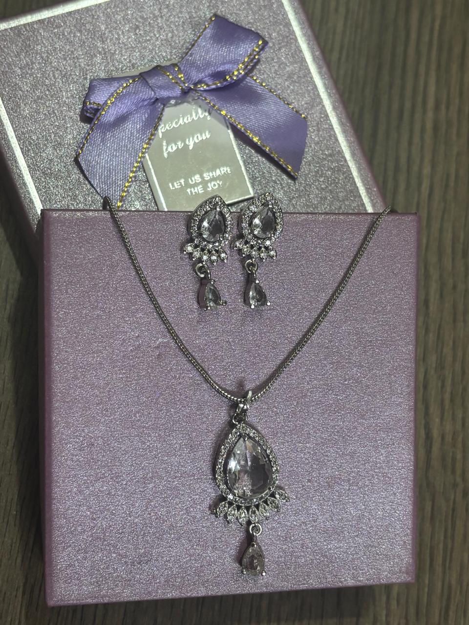 Classic American diamond silver plated white stone pendant set with chain